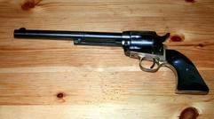 Das Polizeifoto zeigt die Tatwaffe der Familientragödie im badischen Rheinfelden. Am Samstag löschte in Rheinfelden ein 41-Jähriger seine ganze Familie aus. (Foto: dpa)