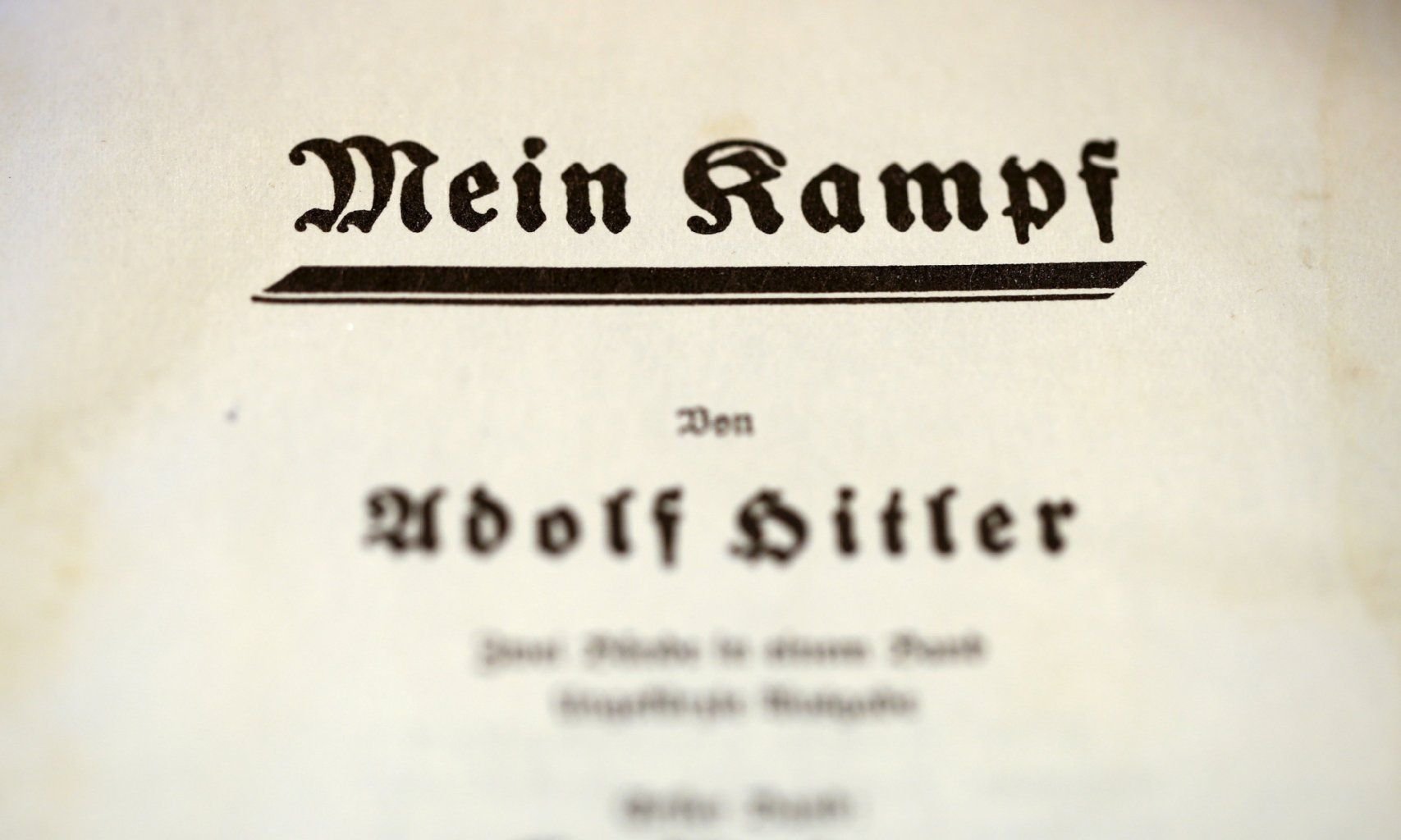 Bis zum Jahre 1945 wurden 12 Millionen Exemplare von „Mein Kampf" verkauft.
