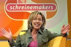 Lachend sitzt die Moderatorin Margarethe Schreinemakers am 18. Dezember 2003 vor der Aufzeichnung für ihr neues Talk-Magazin "Schreinemakers" im Aufnahmestudio des Mitteldeutschen Rundfunks (MDR) in Leipzig. Die Sendung ist zunächst in 32 Folgen vorgesehen. (Foto: dpa)