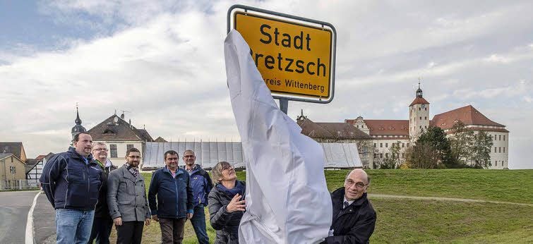 Das neue Ortsschild wird enthüllt.