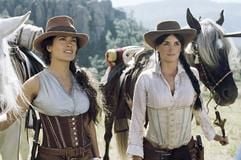 Sara (Salma Hayek, l.) und Maria (Penelope Cruz) halten im neuen Kinofilm «Bandidas» ihre Pferde. (Foto: dpa)