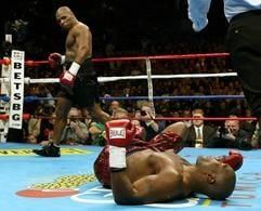 Mike Tyson (li) schaut auf Clifford Etienne nach dem er ihn bereits nach 49 Sekunden K.o. geschlagen hat. (Foto: dpa)