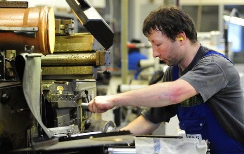 Der Gehörlose und durch eine Unfall körperlich behinderte Maschinenbediener Michael Rölke der F & G Normteile Dresden GmbH fertigt an seinem Arbeitsplatz im Unternehmen im sächsischen Arnsdorf Metallstifte. (FOTO: DAPD)