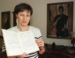 Das Archivbild vom 18.02.1999 zeigt die Mitarbeiterin des Neubrandenburger Literaturzentrums Erika Becker mit einem Manuskript des Romans «Franziska Linkerhand» von Brigitte Reimann. (Foto: dpa)
