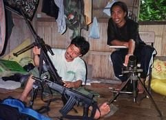 Archivbild vom 24.08.2000 zeigt die beiden Rebellenkommandeure der Abu-Sayyaf, Galib Andang alias «Commander Robot» (l) und Mujib Susukan (r), bei der Inspektion von Waffen in ihrem Dschungelcamp in dem Dorf Bandang. (Foto: dpa)