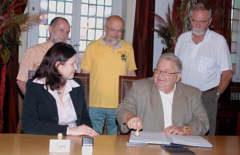 Annett Ograbek und Jürgen Rössling besiegeln den Vertrag.