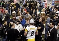 Pittsburgh Steelers Quarterback Tommy Maddox ist von Journalisten umringt, als er am 31. Januar 2006 in Detroit (Michigan) Fragen zum Super Bowl XL beantwortet. (Foto: dpa)