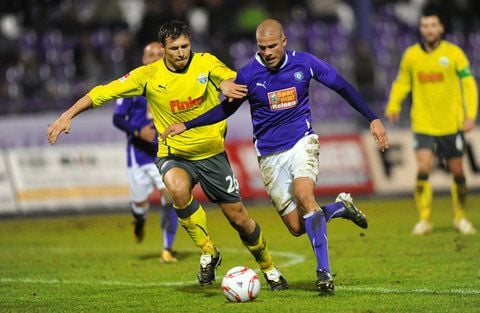 Aue - SC Paderborn im Auer Erzgebirgsstadion. Laufduell zwischen Aues Tobias Kempe (r) und Paderborns Sören Gonther. (FOTO: DPA)