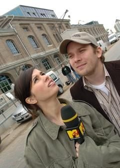Die MTV-Moderatoren Nora Tschirner und Christian Ulmen stehen am Dienstag (20.04.2004) vor der neuen MTV-Deutschlandzentrale in Berlin. Das historische Gebäude im Osthafen an der Spree wurde für gut zehn Millionen Euro saniert und befindet sich im Stadtbezirk Friedrichshain-Kreuzberg. (Foto: dpa)