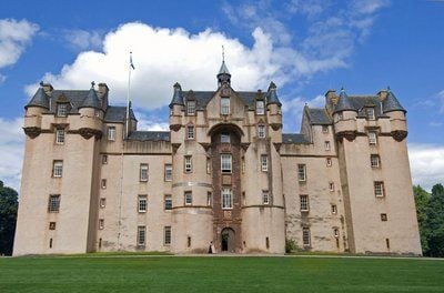 Ganz schön riesig: Fyvie Castle hat mehr als 100 Zimmer. Allerdings kann nur der kleinere Teil davon besichtigt werden. (FOTO: DPA)