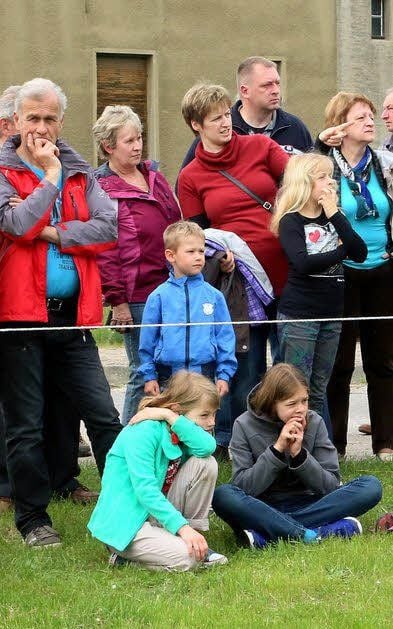 Viele interessierte Zuschauer begleiten das Reitspektakel in Zemnick.