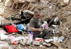 Ein Mann sucht in den Trümmern in Bam nach Habseligkeiten. (Foto: dpa)