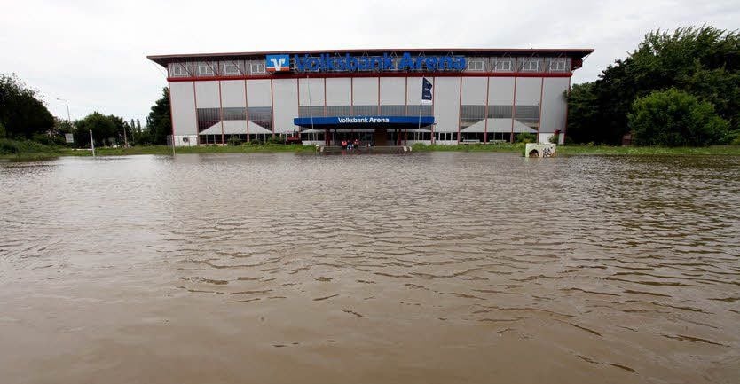 Im Juni 2013 stand die Eissporthalle komplett im Wasser.