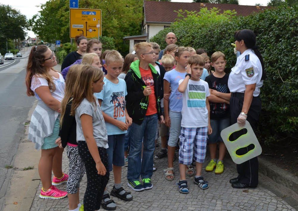 Christine Brenning im Gespräch mit Schülern der 5. Klasse des Martin-Luther-Gymnasiums.
