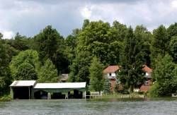 Blick von einem Motorbot aus auf die Insel Lange