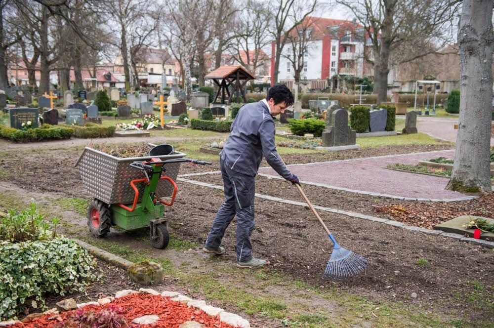 Friedhofsgärtnerin Marina Krause bei der Arbeit. Die Pflege der rund 1,4 Hektar großen Anlage inmitten der Stadt ist für die äußere Erscheinung wichtig.