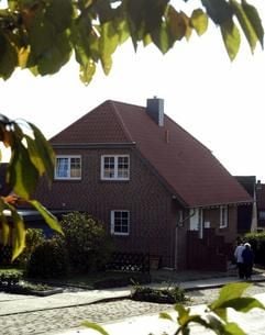 Personen gehen am Montag (25.10.2004) an einem Wohnhaus in Schöningen (Kreis Helmstedt) vorbei. In dem Haus hatte am Sonntag (24.10.2004) eine Mutter ihre beiden Töchter umgebracht. Nach dem Verbrechen ist die 40 Jahre alte Mutter noch nicht zu den Taten befragt worden. Die Frau sei nach wie vor nicht vernehmungsfähig, sagte ein Polizeisprecher am Montag (25.10.2004). Die Mutter brachte die vier und acht Jahre alten Mädchen am Sonntag vermutlich wegen Familienproblemen um. Sie hatte ihnen Spiritus eingeflößt. Dann wollte sie sich selbst töten, überlebte aber schwer verletzt. Nähere Erkenntnisse zur Tat soll eine Obduktion bringen. (Foto: dpa)
