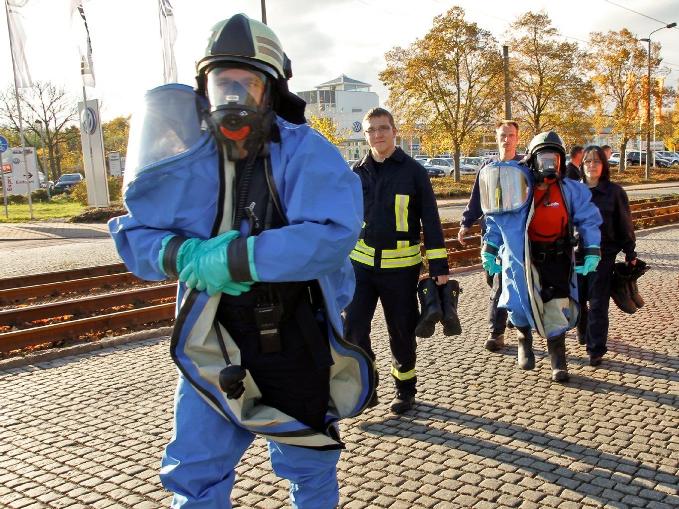 Einsatzkräfte der Feuerwehr legen ihre Schutzkleidung an.