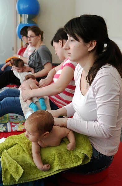 Durch die Bauchlage werden die Babys animiert, den Kopf zu heben.