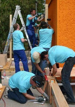 Auch Heraeus-Mitarbeiter haben schon bei der Gestaltung des Club-Außengeländes geholfen.