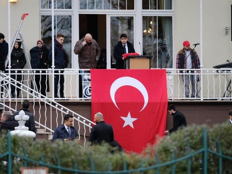 Balkon des türkischen Generalkonsulats in Hamburg. Foto: Axel Heimken