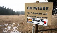 Nur noch Schlamm und Schneereste sind auf der Skiwiese in Oberhof zu sehen. (Foto: dpa)