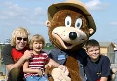 Als "Kinderstars des Ostens" kürt am Freitag (15.08.2003) im Vergnügungspark Belantis in Leipzig gemeinsam mit Maskottchen Bummel der "Prinzen"-Sänger Tobias Künzel (l) die Kinder Laura (6) und Marcus Merkel (11) aus Berlin. Die Geschwister, die während eines zweiwöchigen Castings mit den Titeln "Pack die Badehose ein" und "Feel" von Robbie Williams überzeugten, wurden von einer Jury mit Mitgliedern aus allen neuen Bundesländern unter 372 Kandidaten ausgewählt. Laura und Marcus sollen in den nächsten Tagen ein von Tobias Künzel komponiertes Lied für den Belantis-Park auf CD einspielen. (Foto: dpa)