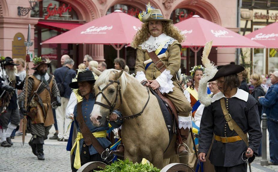 Dreharbeiten zum „Kleinen Gespenst“ auf dem Quedlinburger Marktplatz: Uwe Ochsenknecht spielt den Bürgermeister von Eulenburg.