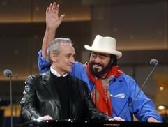José Carreras (l) und Luciano Pavarotti proben am Donnerstag (18.12.2003) vor der Carreras-Benefizgala in Leipzig. (Foto: dpa)