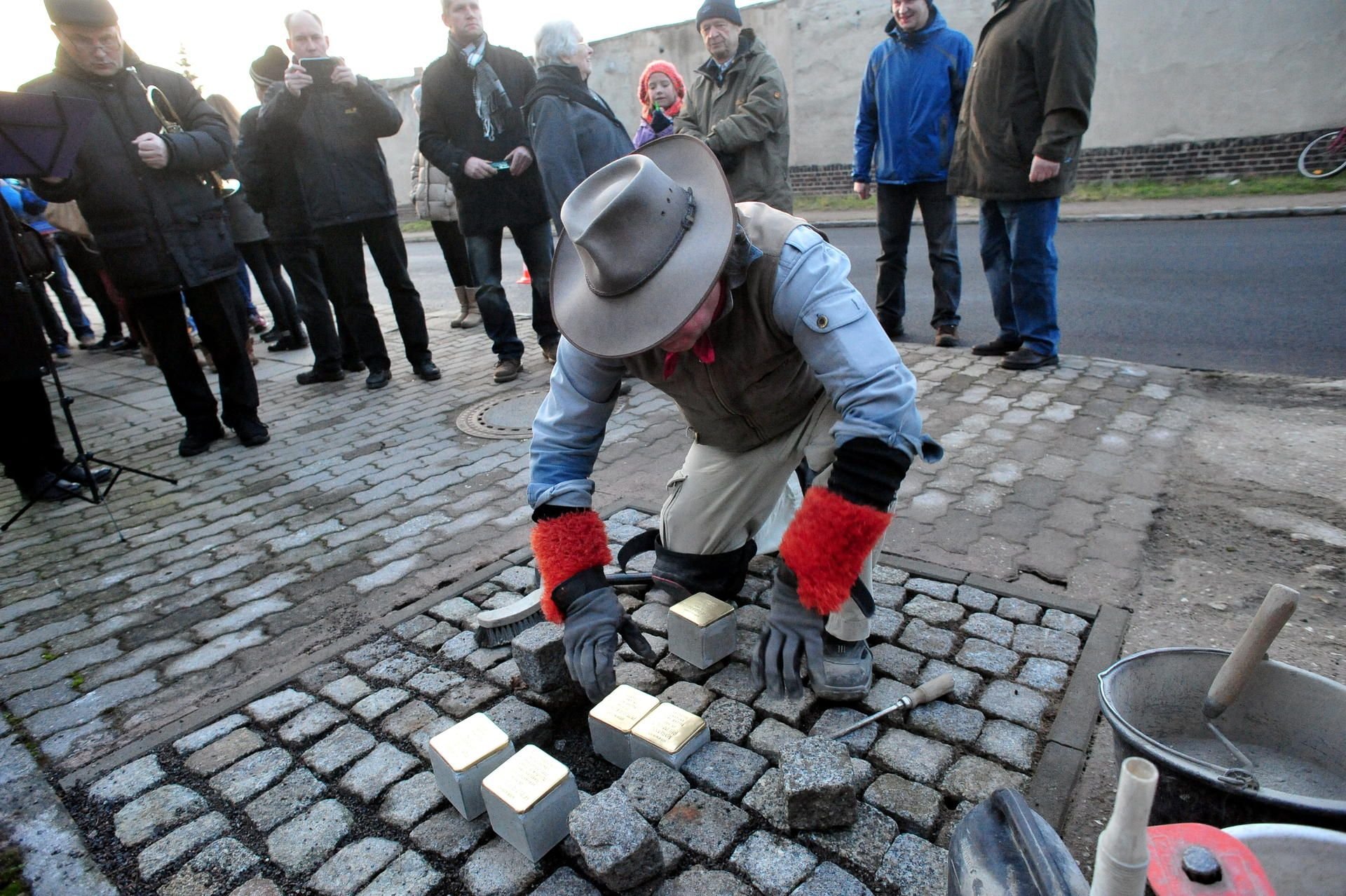 Fünf Stolpersteine hat der Künstler Gunter Demnig am Dienstag, 3. Dezember 2013, in der Berliner Straße 4 gelegt.