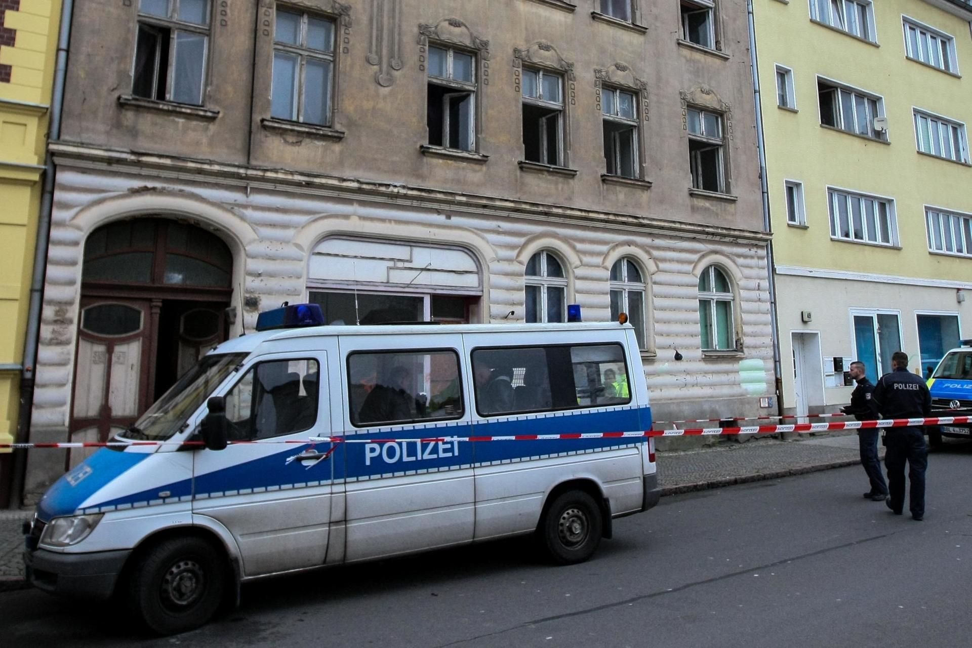 Die Polizei steht vor einem Mehrfamilienhaus in Rathenow, in dem die Feuerwehr nach einem Brand zwei Leichen entdeckt hat.