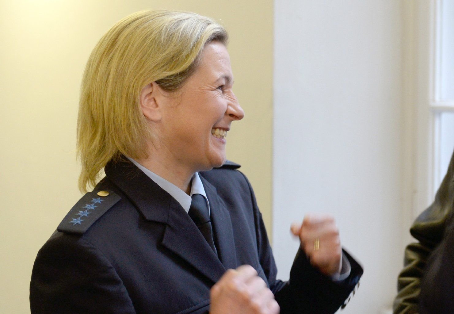 Die deutsche Eisschnellläuferin Claudia Pechstein freut sich nach der Urteilsverkündung in der Berufungsverhandlung.