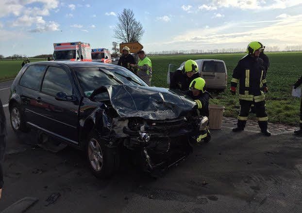 Bei einem Unfall auf der B183 wurden fünf Männer schwer verletzt.