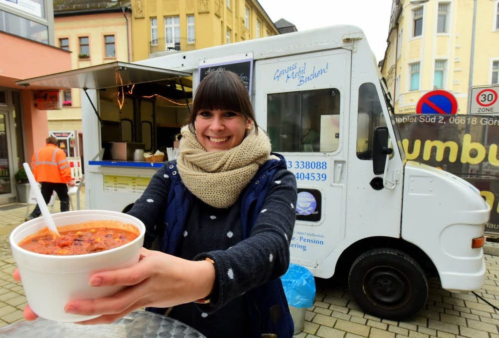 Helen Liebing vom Suppenmobil bietet Chili con Carne an.