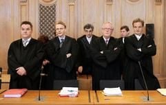 Die Anwälte der Verteidigung im Fall Hoyzer stehen am Dienstag (28.11.2006) vor Beginn der Verhandlung im Saal des Bundesgerichtshofs in Leipzig. (Foto: dpa)