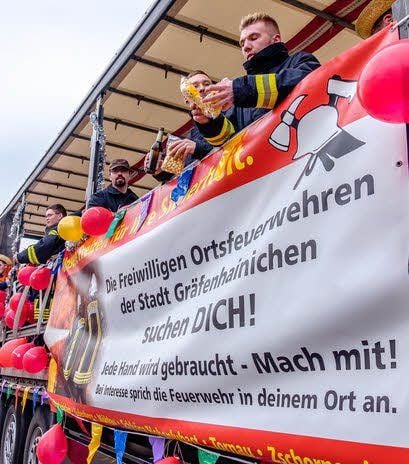 Feuerwehr wirft Kamelle.