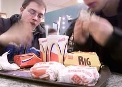 Zwei Jugendliche essen in dem Fast Food Restaurant «McDonalds» am Potsdamer Platz in Berlin. Als Mutterland des modernen «Business Format Franchising» gelten die USA. (Foto: ddp)
