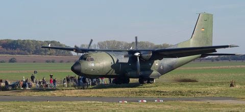 Der Landeanflug der Maschine wäre fast zu einer Katastrophe geworden. Der Pilot setzte mit der Transall kur vor der Straßenböschung auf, was zur Folge hatte, dass das Flugzeug einen gewaltigen Sprung machte. Dass sie nicht zerbrochen ist, gleicht an ein Wunder. (FOTO: CHRIS WOHLFELD)