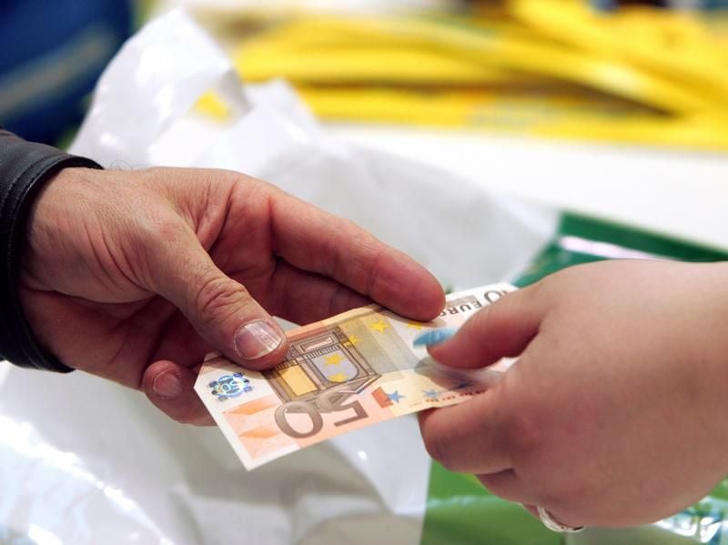 Kleine Aufmerksamkeit zu Weihnachten: 50 Euro sind in der Regel zu viel als Geldgeschenk für Dienstleister – Beträge bis 25 bzw. 35 Euro gelten in der Regel noch als angemessen.