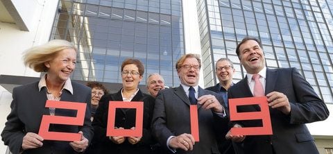 Stephan Dorgerloh, Phillip Oswalt, Andre Schmitz, Hellmut Seemann, Elke Harjes-Ecker, Annemarie Jaeggi, und Johanna Wanka stehen in Dessau-Roßlau vor dem Bauhaus. (FOTO: DPA)
