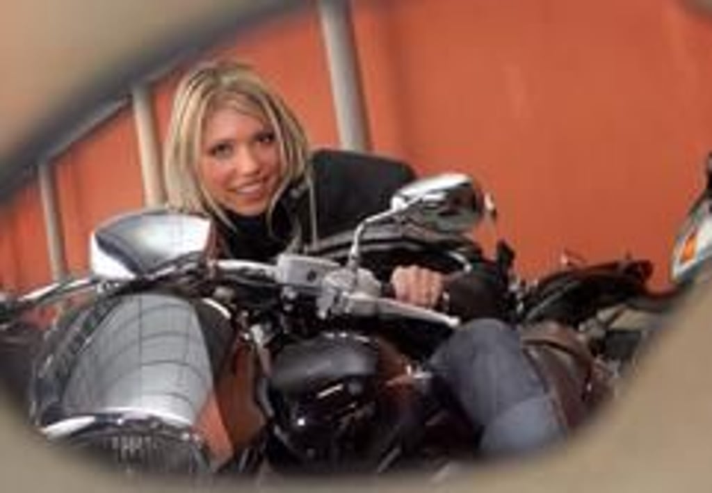 Sophia war schon auf der Motorradmesse in Dresden am vergangenen Wochenende und fand den Suzuki-Cruiser M 1800 R sehr schön - ob die Zweirad-Liebhaberin auch nach Magdeburg kommt, wissen wir nicht. (Foto: dpa)