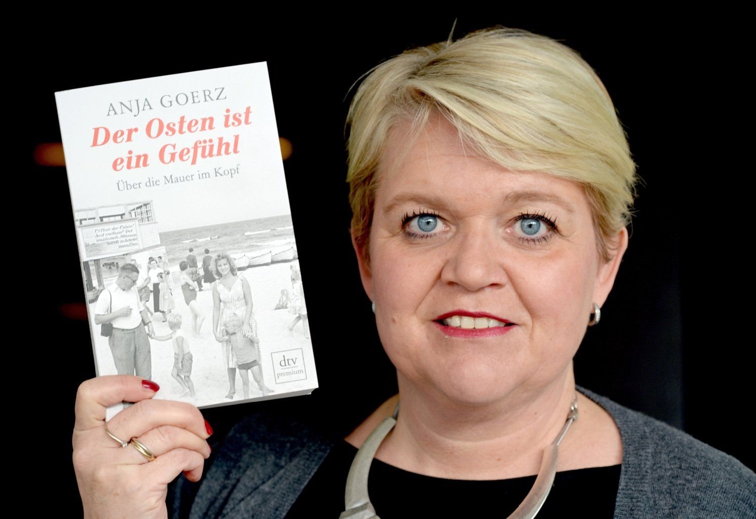Die Autorin Anja Goerz mit ihrem Buch «Der Osten ist ein Gefühl».
