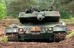 Ein Panzer vom Typ Leopard 2 A5 des Panzerbataillons 33 fährt durch ein Übungsgebiet der Bundeswehr. Angetrieben wird er von einem V12-Mehrstoffmotor, der 1500 PS leistet und den Panzer auf rund 70 km/h beschleunigt. Foto: dpa)