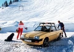 Macht auch auf Schnee eine gute Figur - äußerlich präsentierte sich der Manta B, hier in der Berlinetta-Version von 1980, als komplett neues Auto, unter der Haube arbeitete Bewährtes. (Foto: dpa)