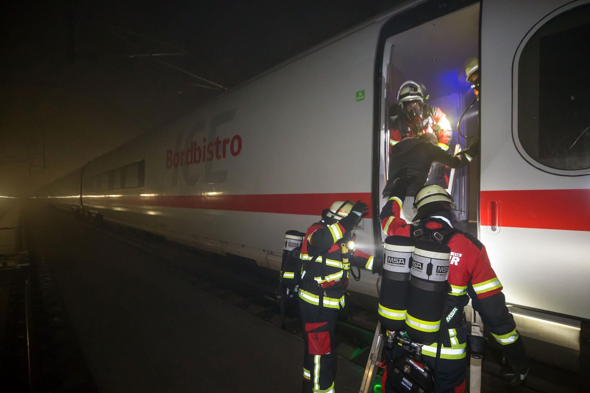 Feuerwehrleute üben im ICE-Tunnel Bleßberg bei Mausendorf die Rettung und Bergung von Personen eines ICE.