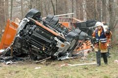 Unter der Talbrücke Untere Argen liegt am Dienstag (06.02.2007) bei Neuravensburg (Kreis Ravensburg) ein Lastwagen. (Foto: dpa)