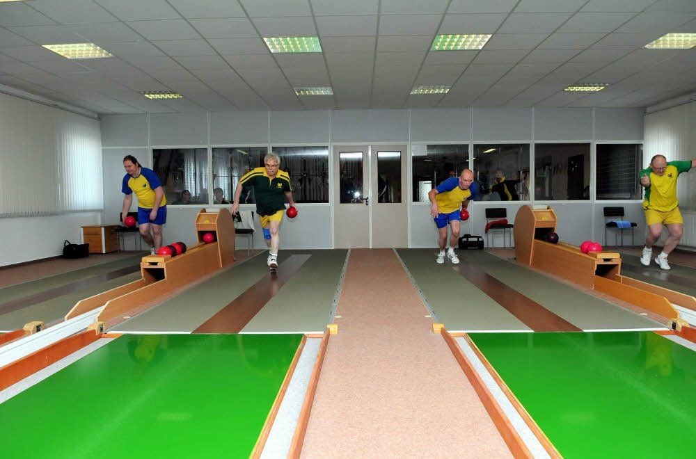 Die Kugeln rollen in Osterfeld. Die Startformationen, Teuchern in Blau-Gelb, sind im Spiel.