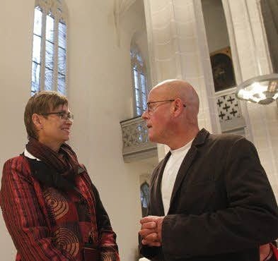Pfarrerin Iris Hellmich und der Glasgestalter Günter Grohs.