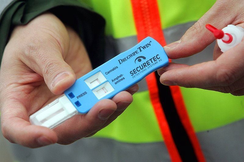Ein Polizeibeamter zeigt zwei Varianten des Drogen-Schnelltesters „Drugwipe“. Mit Hilfe der Teststifte kann man auf der Haut Spuren von Kokain, Cannabis, Heroin oder Amphetamin nachweisen. Sie werden auch bei Verkehrskontrollen eingesetzt.