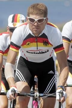 Jan Ullrich trainiert am Montag (16.08.2004) in Vouliagmeni vor dem Zeitfahren auf der Straße am Mittwoch bei den Olympischen Spielen in Athen 2004. Nur Ullrich und Michael Rich werden beim Zeitfahren starten. (Foto: dpa)